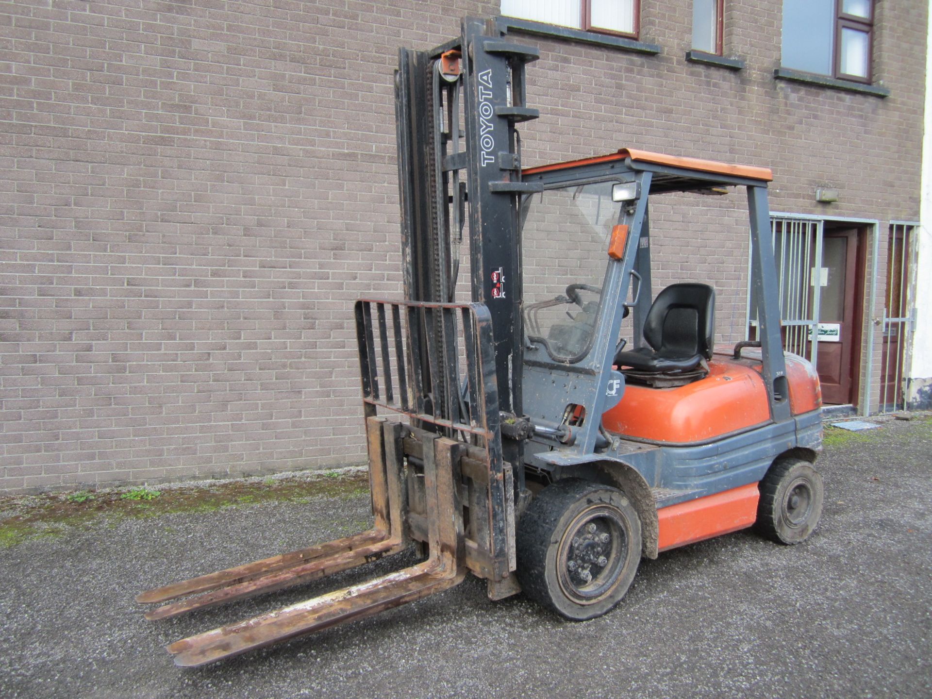 1995 Toyota 3 Ton Diesel forklift c/w side shift & 9,000 Hrs