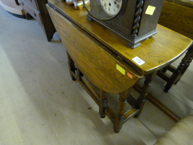 An Oak gateleg table