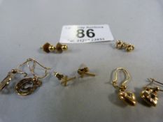 A quantity of gold earrings 3.5g total weight