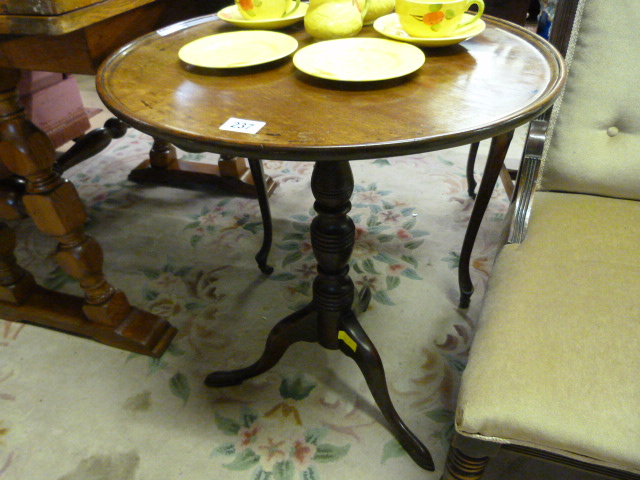 Georgian mahogany tilt top table - Image 2 of 2
