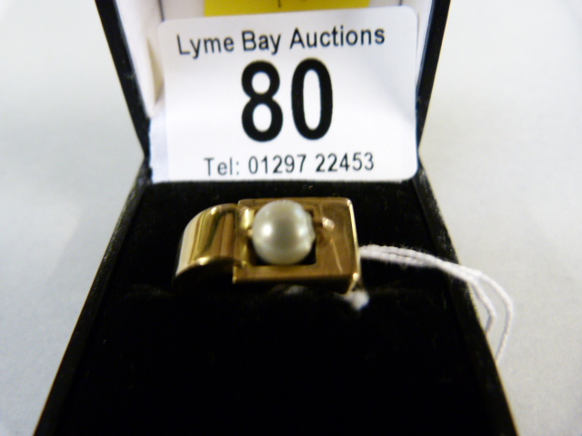 9 ct buckle ring set with a pearl
