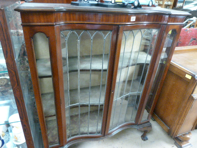 Serpentine display cabinet with leaded light decorations - Image 12 of 27