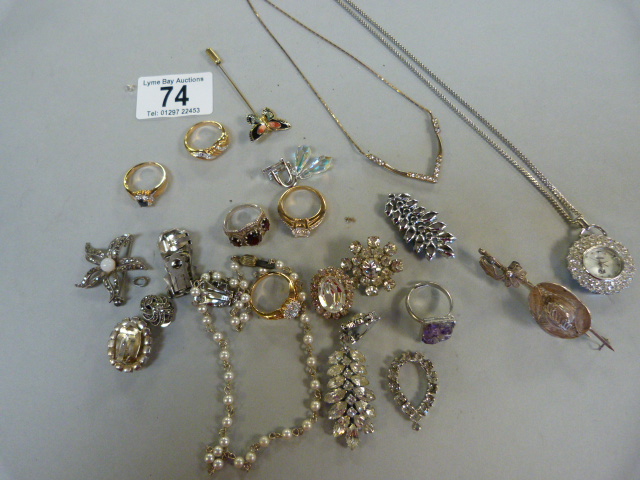 A quantity of costume jewellery etc. - Image 4 of 9