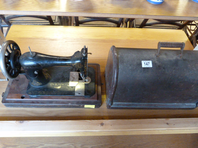 A Vintage sewing machine - Image 9 of 10