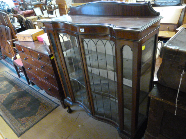 Serpentine display cabinet with leaded light decorations - Image 14 of 27
