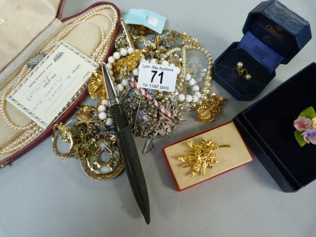 A quantity of costume jewellery etc. - Image 8 of 9