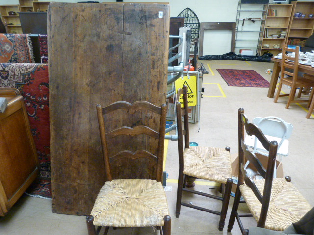 An Elm table and four chairs - Image 4 of 9
