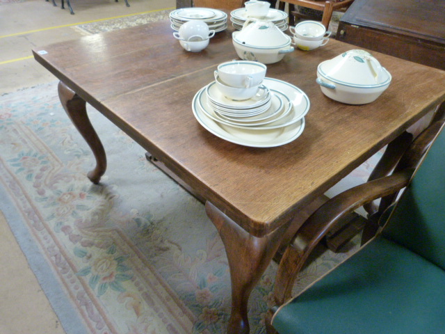 An oak table on cabriole legs with two leaves (handle in office) - Image 8 of 9