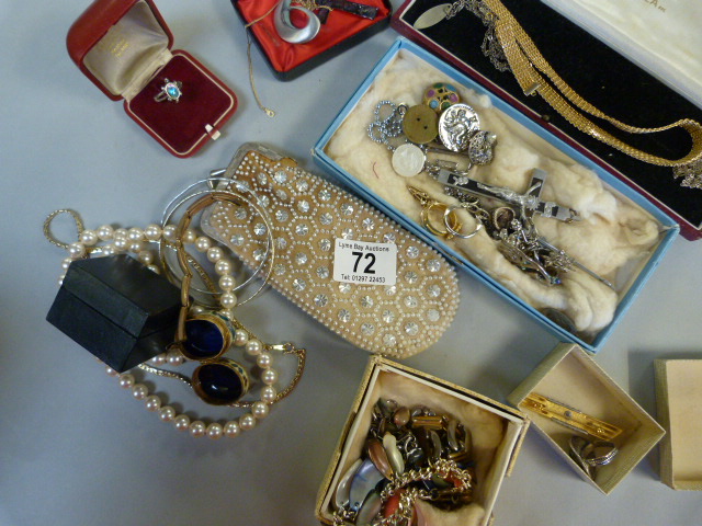 A quantity of various costume jewellery etc. - Image 6 of 9