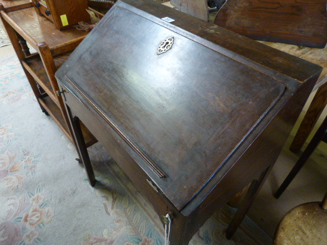 A Chippendale Style Writing desk - Image 3 of 9