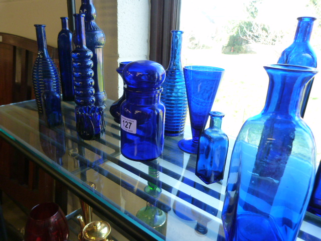 A quantity of various pieces of blue glass - Image 7 of 9