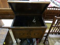 Gramophone in oak cabinet with a quantity of 78 records