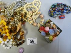 Small quantity of costume jewellery and buttons