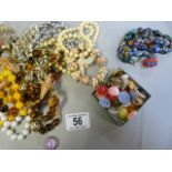 Small quantity of costume jewellery and buttons