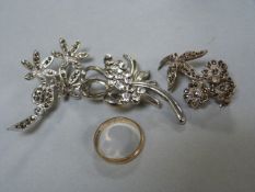 A 9ct gold wedding band (1.3g) and three brooches