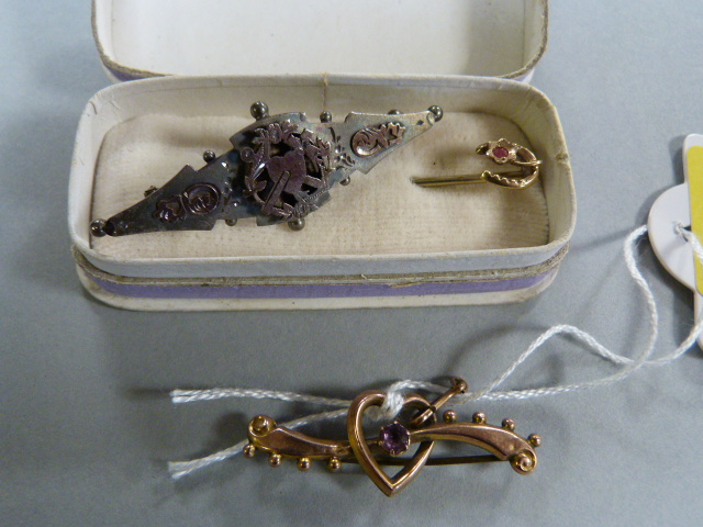 9 ct gold tie pin, small 9ct bar brooch and a silver brooch - Image 2 of 3