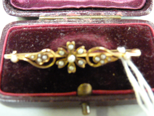 A 15ct gold bar brooch decorated with seed pearls - weight 3.4g - Image 3 of 3