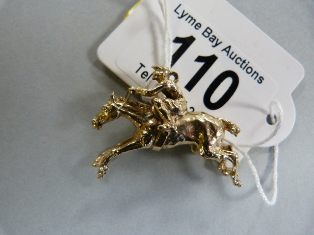 A hallmarked 9ct gold horse and jockey pendant- weight11.8g - Image 3 of 3