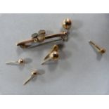 A 9ct bar brooch and 3 pairs of 9ct gold earrings-total weight 2.5g