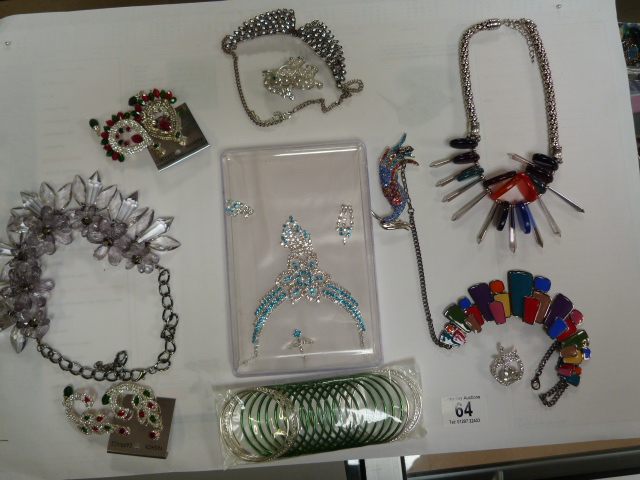 A Tray of costume jewellery - Image 3 of 3