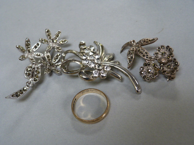 A 9ct gold wedding band (1.3g) and three brooches - Image 3 of 3