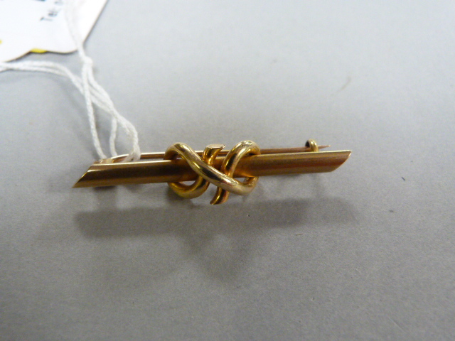 A 15ct gold bar brooch- weight 2.7g - Image 3 of 3