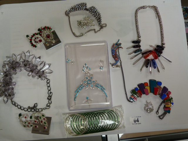 A Tray of costume jewellery - Image 2 of 3