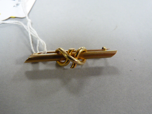 A 15ct gold bar brooch- weight 2.7g
