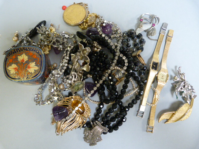 A quantity of various costume jewellery etc. - Image 4 of 4