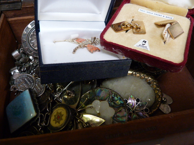 A quantity of various jewellery including a Ruskin pottery brooch, fly brooch and other silver items