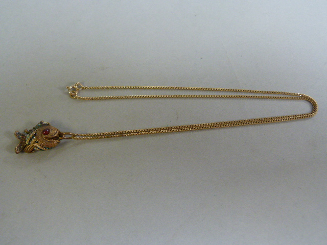 An enamelled fish pendant on 9ct gold chain ( weight of chain 3.2g)