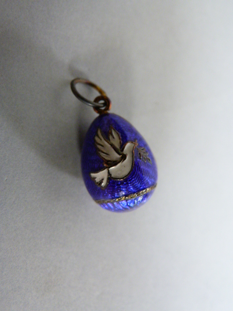 An blue enamelled 925 silver egg pendant