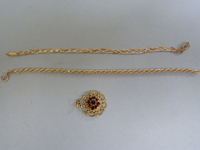 2 x 9ct bracelets, and a 9ct gold and garnet pendant- total weight 9.4g
