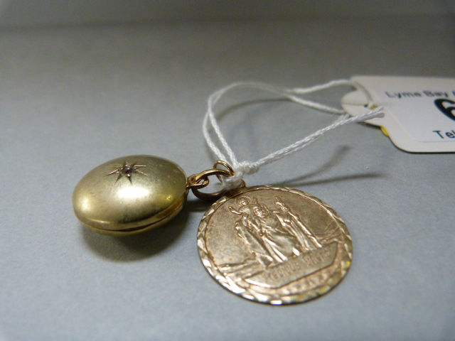 A 9 ct gold St Christopher ( 1.8 g ) and a locket marked 15 C decorated with a single diamond