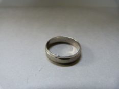 A Platinum wedding band weight 3.5g