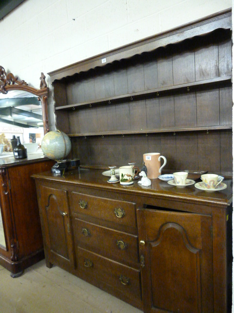 An oak dresser with two cupboards - Image 2 of 2