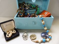 A quantity of costume jewellery