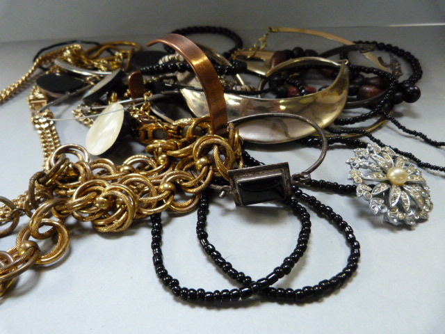 A small quantity of costume jewellery