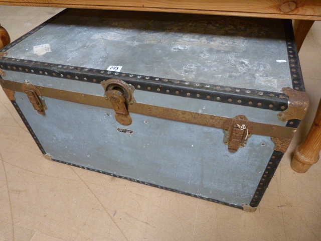 Large metal trunk - Image 2 of 2