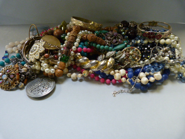 A small quantity of various costume jewellery etc.