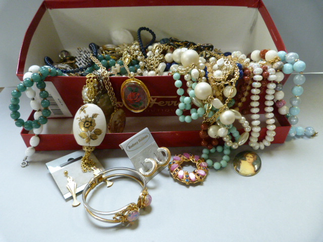 A quantity of various costume jewellery