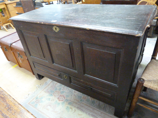 A large oak mule chest with drawer under - Image 3 of 4