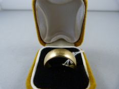 A hallmarked 9ct Gold Wedding band - total weight 7.5g - Ring Size P