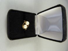 A 9ct gold ring set with 2 cultured pearls.