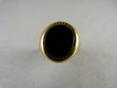 A 9ct Gold hallmarked gentlemans ring with black onyx stone - size P 1/2