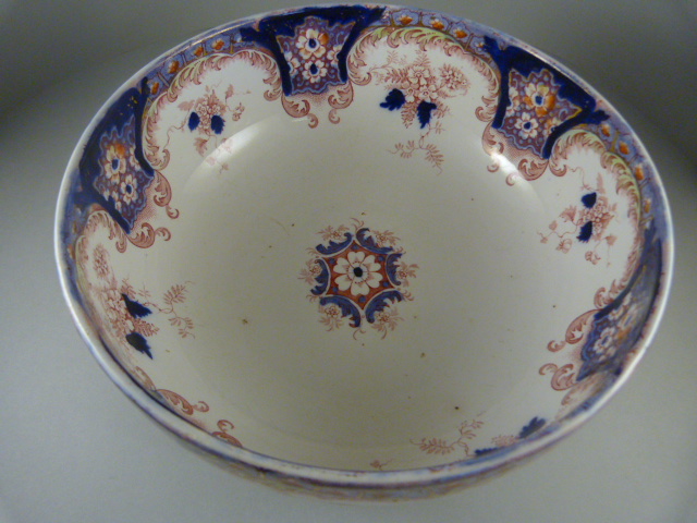 A Victorian fruit bowl with Foliate decoration - Image 4 of 4