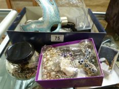 A small quantity of costume jewellery