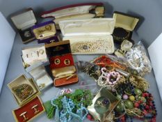 A quantity of costume jewellery