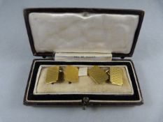 A Pair of Gentlemans rectangular 18ct Gold boxed Cufflinks - total weight 8.4g