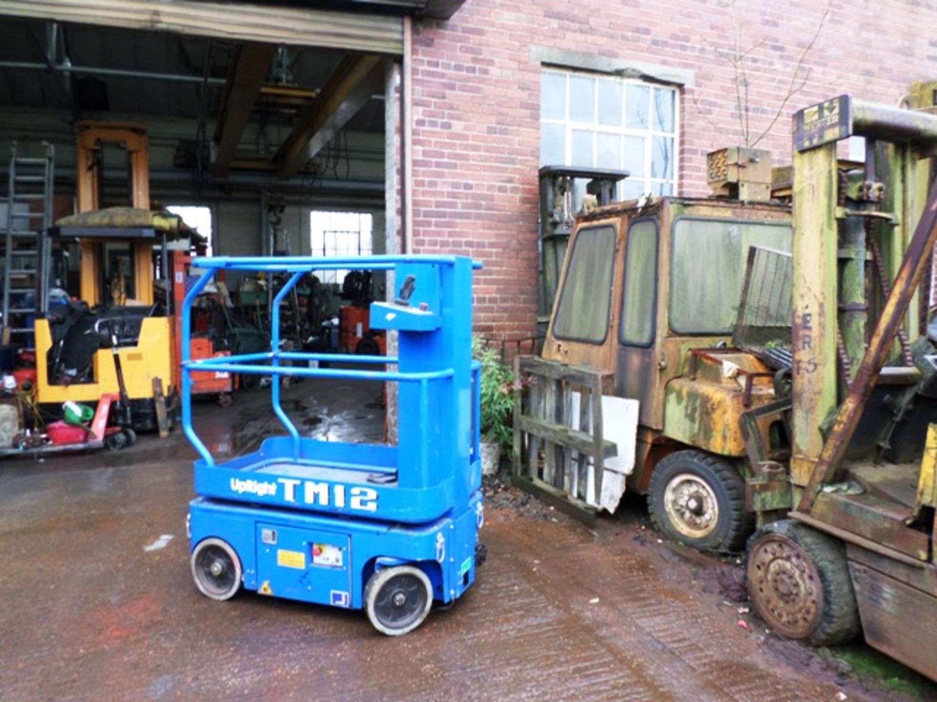 UPRIGHT TM12 Electric - VIN: 5216208 - Year: 2008 - 3,734 Hours - Access Platform, Max Height 3.73M,